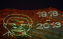 A laser display to pay tribute to Nelson Mandela. nelson mandela, madiba, table mountain, laser, tribute, western 
cape, cape town
