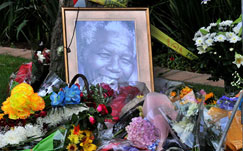 South Africans leave tributes for Nelson Mandela 